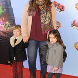 Caritina Goyanes con su hijo en el estreno de 'La Lego Película'