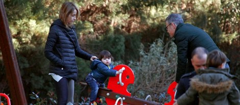 Milan Piqué columpiándose con sus abuelos Joan y Montserrat