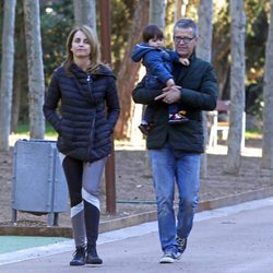 Milan Piqué en el parque con sus abuelos paternos