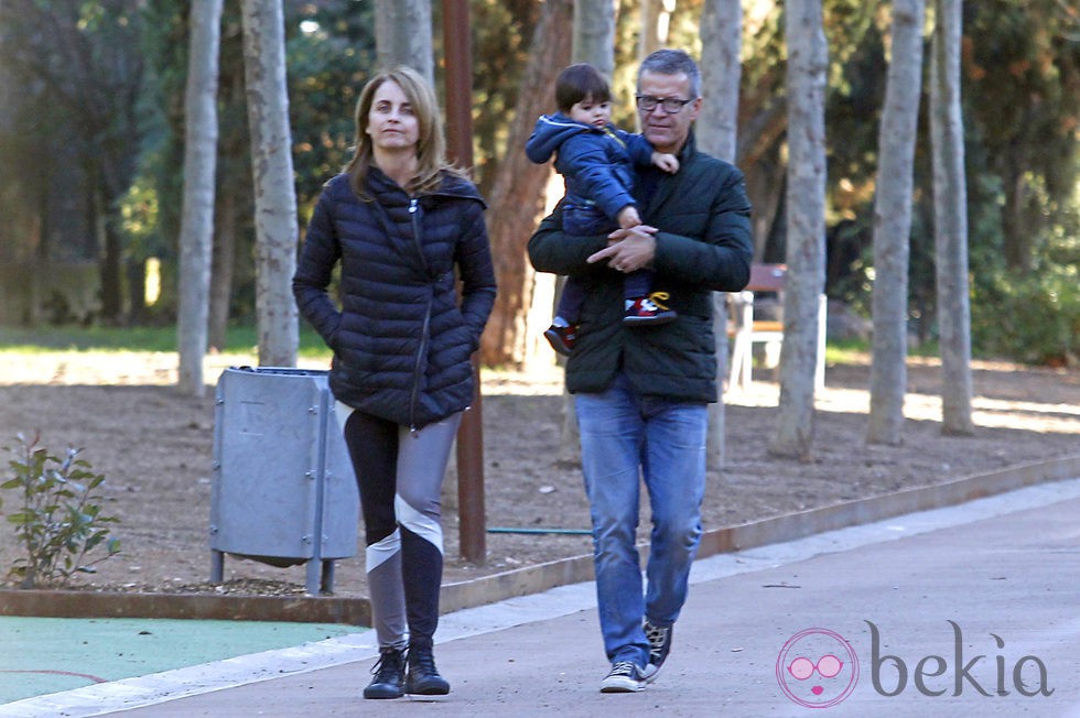 Milan Piqué en el parque con sus abuelos paternos