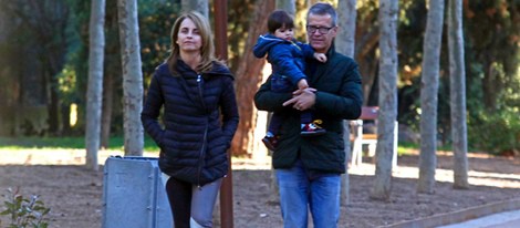 Milan Piqué en el parque con sus abuelos paternos