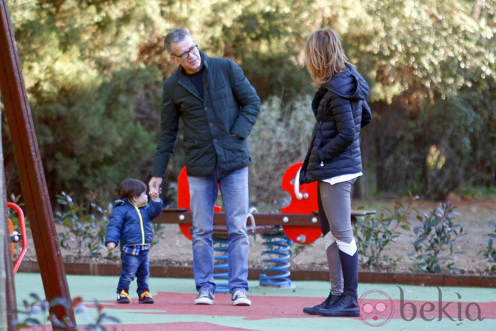 Milan Piqué se pone de pie en el parque con sus abuelos paternos