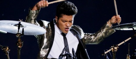 Bruno Mars actuando en la Super Bowl 2014