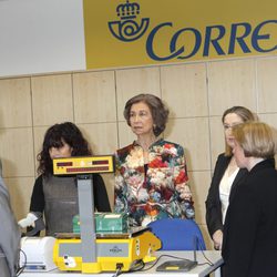 La Reina Sofía visita una oficina de Correos en Madrid