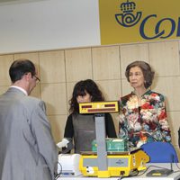 La Reina Sofía visita una oficina de Correos en Madrid