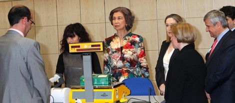 La Reina Sofía visita una oficina de Correos en Madrid