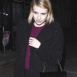 Emma Roberts luce su anillo de compromiso