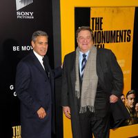 George Clooney y John Goodman en el estreno de 'Monuments Men' en Nueva York