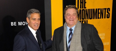 George Clooney y John Goodman en el estreno de 'Monuments Men' en Nueva York