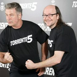 Santiago Segura y Alec Baldwin en la presentación de 'Torrente 5' en Madrid