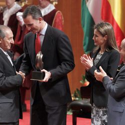 Los Príncipes de Asturias entregan el Premio de Poesía Ciudad de Granada a Eduardo Lizalde