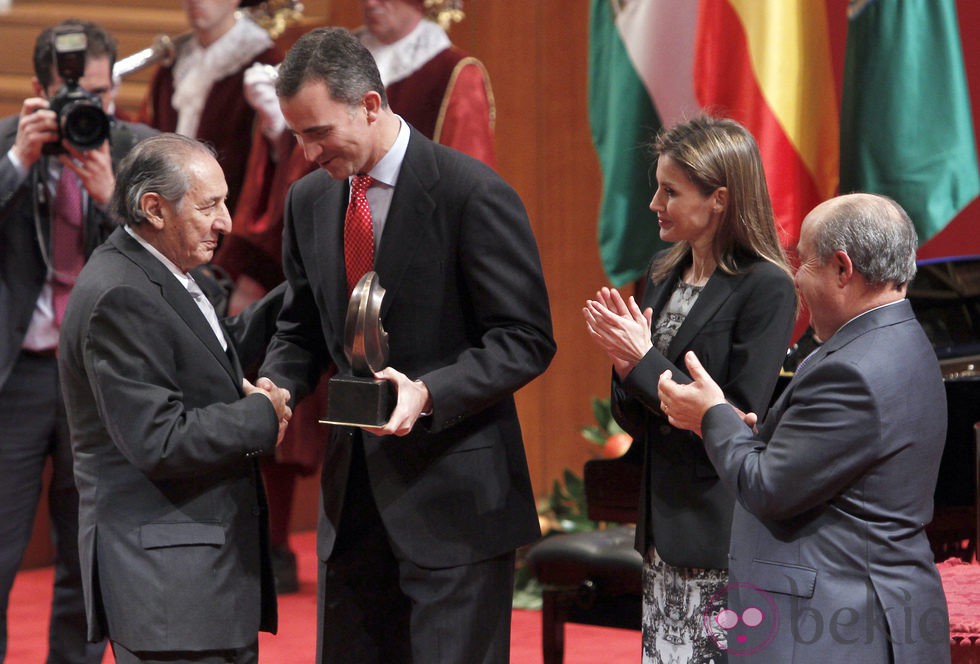 Los Príncipes de Asturias entregan el Premio de Poesía Ciudad de Granada a Eduardo Lizalde