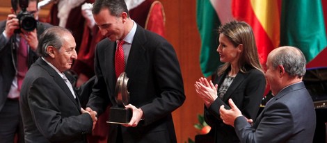 Los Príncipes de Asturias entregan el Premio de Poesía Ciudad de Granada a Eduardo Lizalde