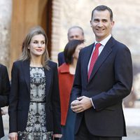 Los Príncipes Felipe y Letizia visitan una exposición en la Alhambra de Granada