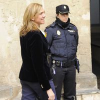 La Infanta Cristina sonríe antes de entrar a declarar