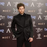 Álvaro Cervantes en la alfombra roja de los Goya 2014