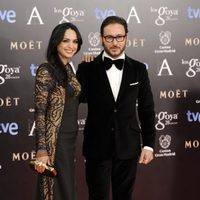 Carlos Santos y su novia en la alfombra roja de los Goya 2014