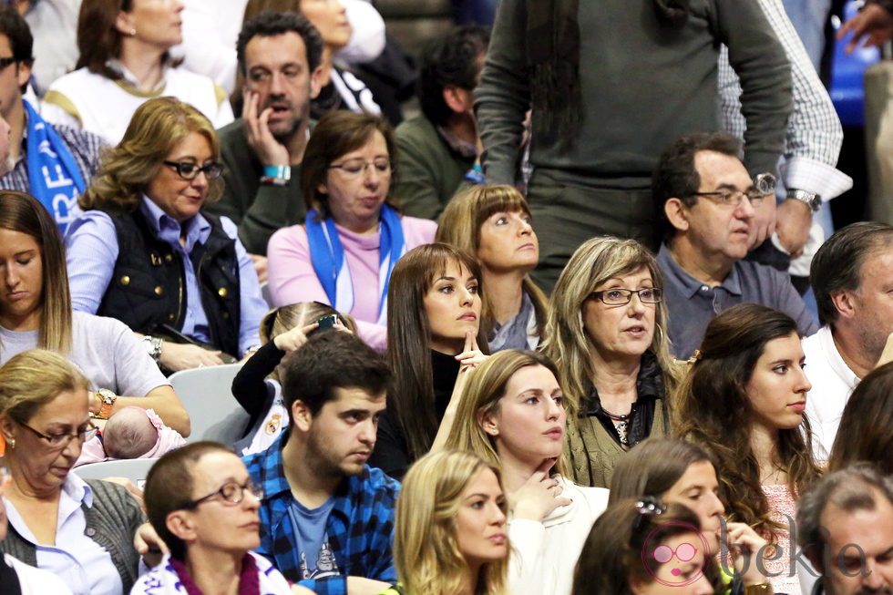 Helen Lindes animando al Real Madrid en la Copa del Rey de baloncesto 2014