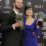 Fernando Franco y Marian Álvarez posan con su galardón en los Premios Goya 2014