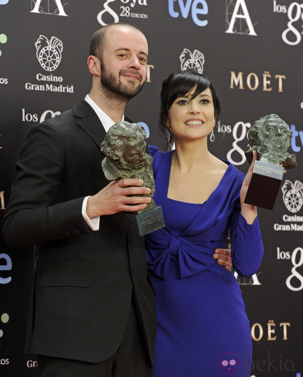 Fernando Franco y Marian Álvarez posan con su galardón en los Premios Goya 2014