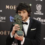 Javier Pereira posa con su galardón en los Premios Goya 2014