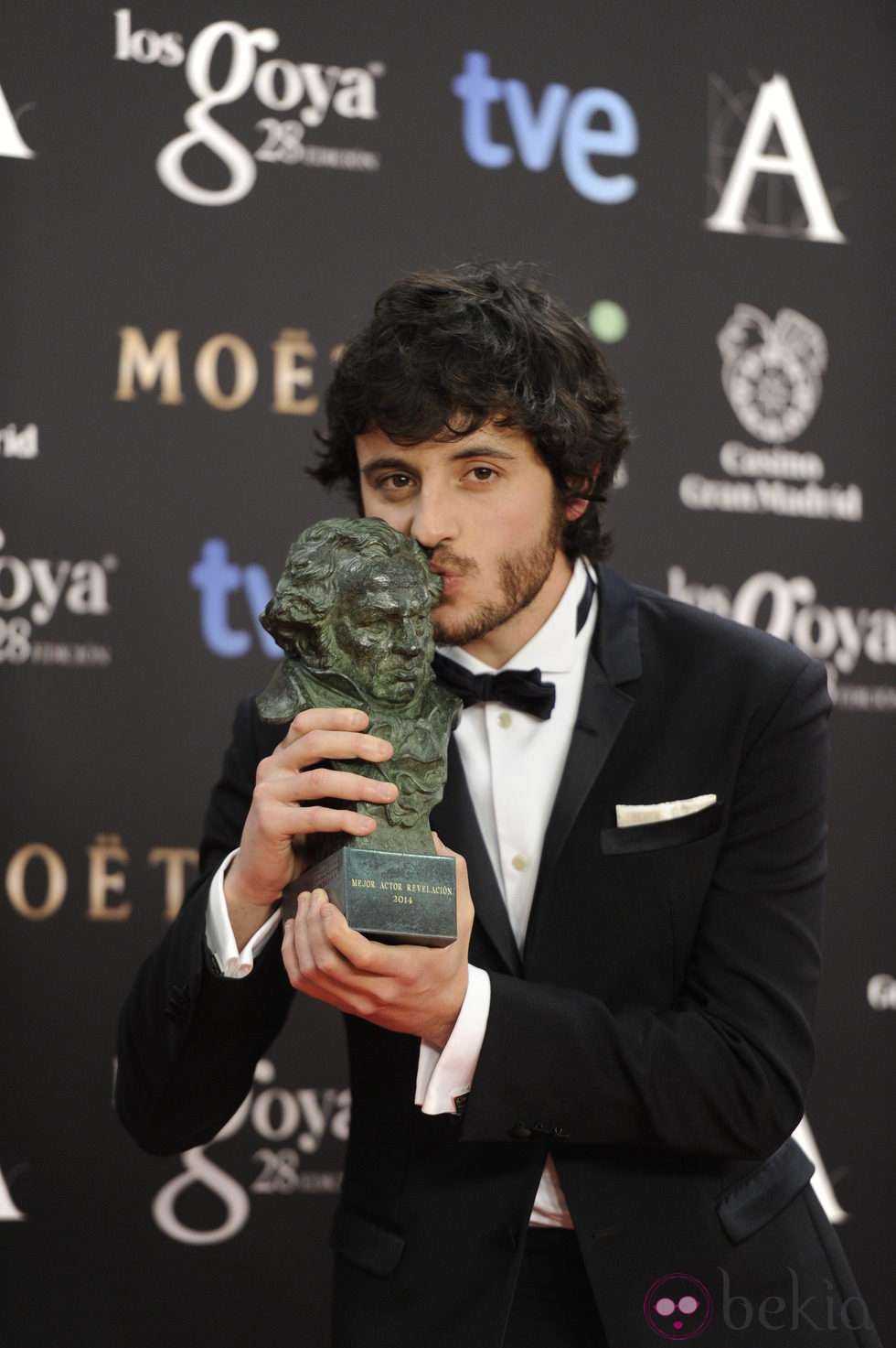 Javier Pereira posa con su galardón en los Premios Goya 2014