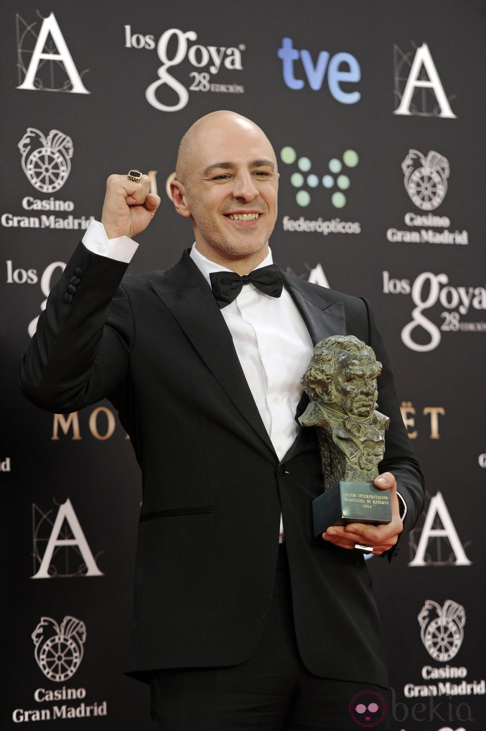 Roberto Álamo posa con su galardón en los Premios Goya 2014