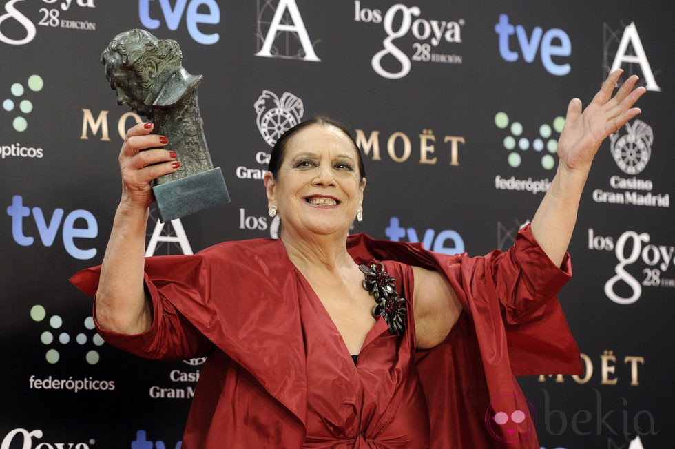 Terele Pávez posa con su galardón en los Premios Goya 2014