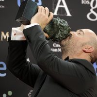 Javier Cámara posa con su galardón en los Premios Goya 2014