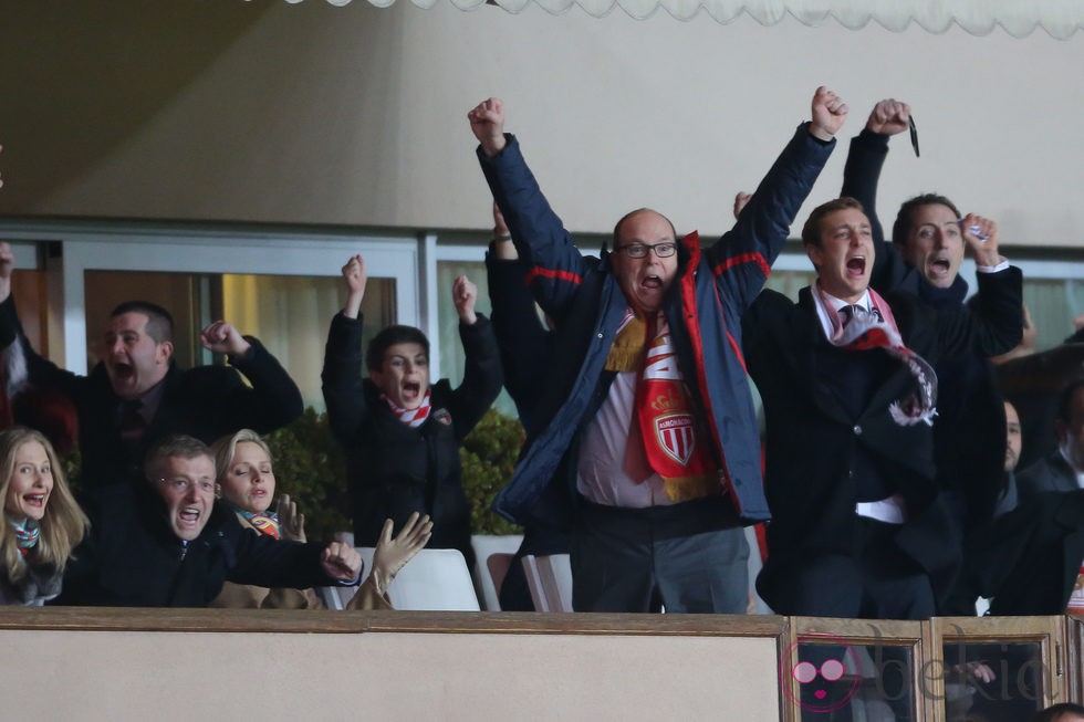 Alberto de Mónaco, Pierre Casiraghi y Gad Elmaleh celebran un gol del Mónaco