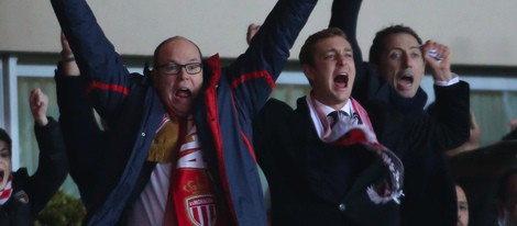 Alberto de Mónaco, Pierre Casiraghi y Gad Elmaleh celebran un gol del Mónaco