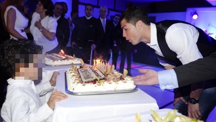 Cristiano Ronaldo con su hijo en la fiesta de su 29 cumpleaños