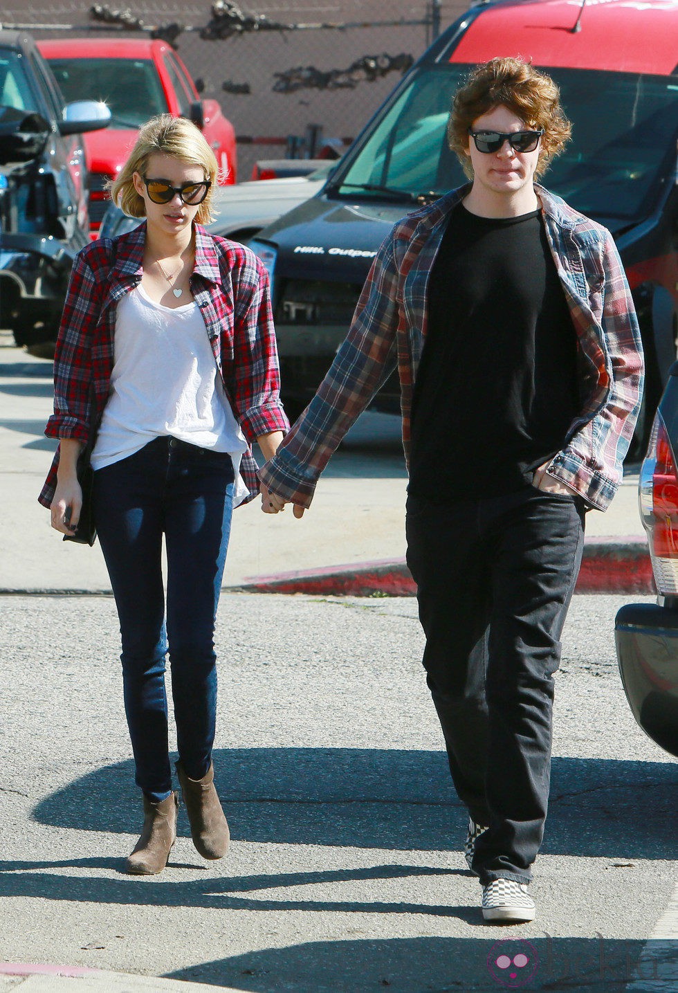 Emma Roberts y Evan Peters pasean cogidos de la mano