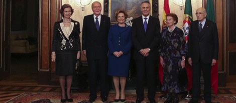 Los Reyes Juan Carlos y Sofía con los presidentes de Portugal e Italia y sus mujeres