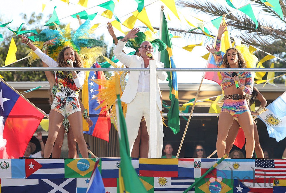 Jennifer Lopez, Pitbull y Claudia Leite en la grabación de 'We are one'