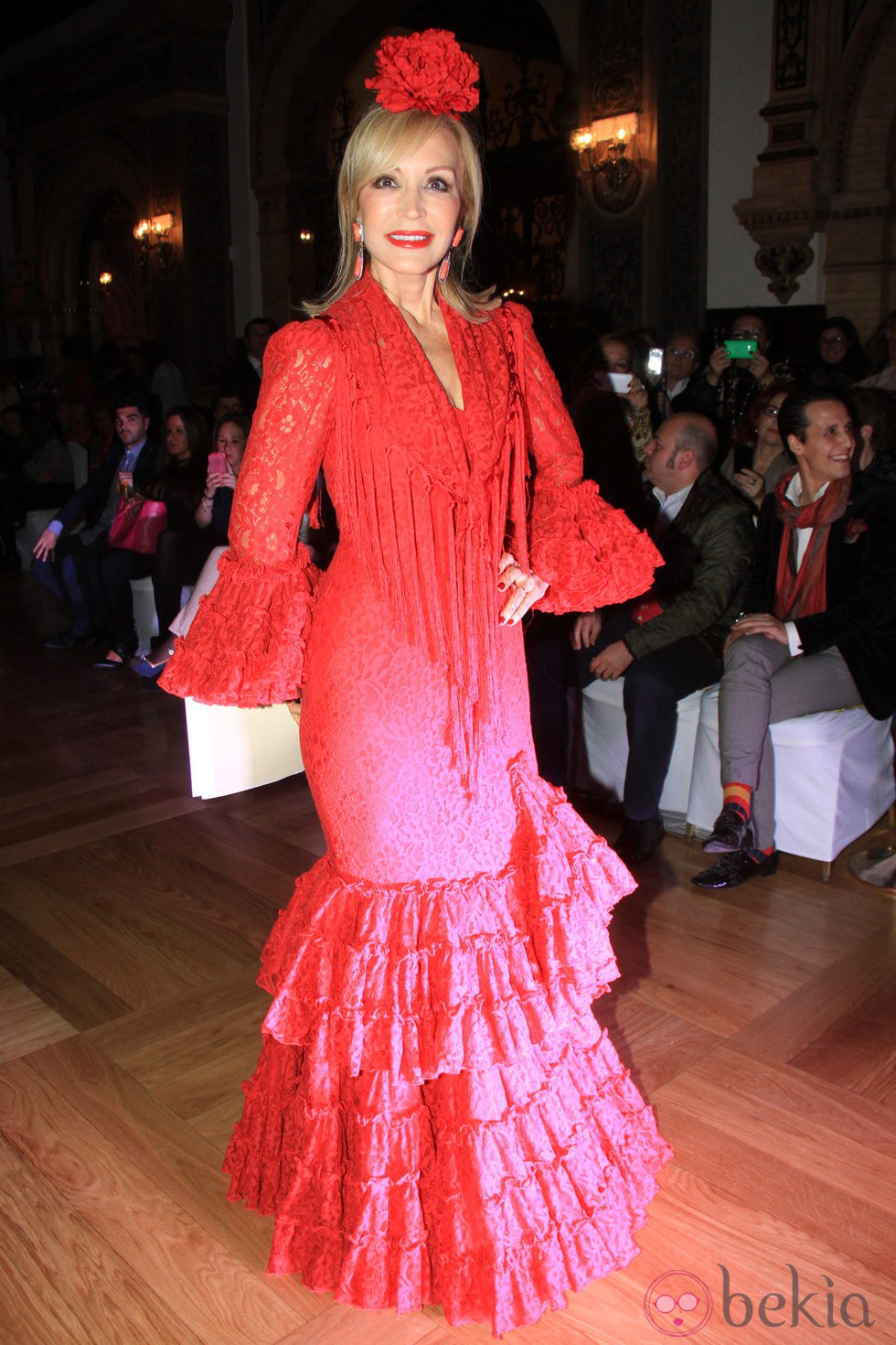 Carmen Lomana vestida de flamenca en un desfile benéfico en Sevilla