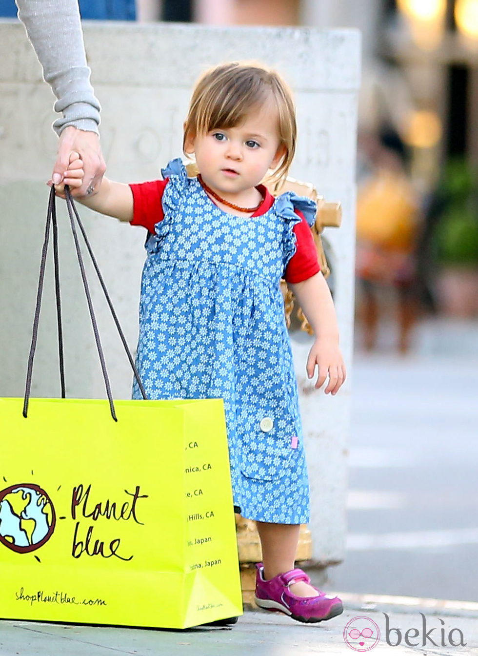 India Rose Hemsworth de compras en Los Angeles