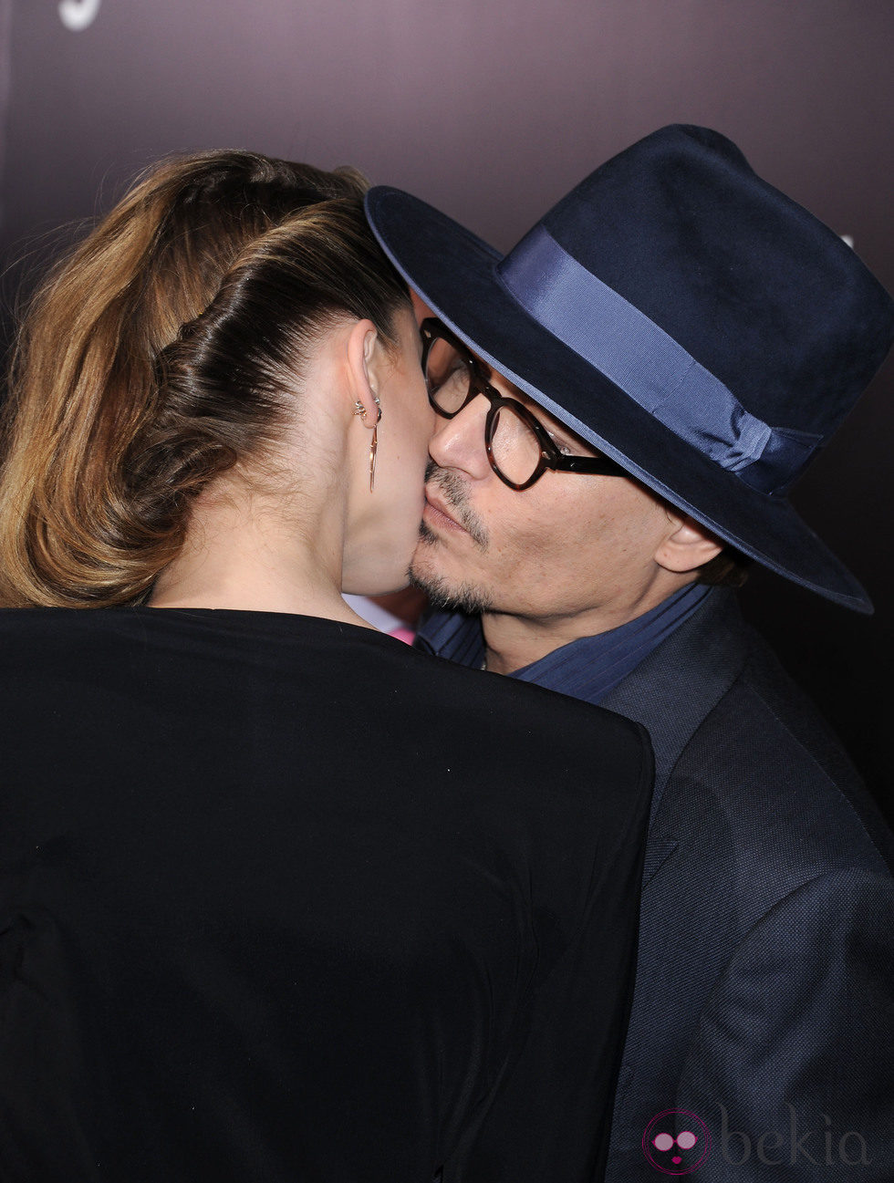 Johnny Depp y Amber Heard se dan un tímido beso en la mejilla