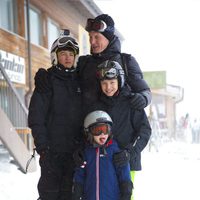 Joaquín de Dinamarca con sus hijos varones en Suiza