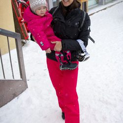 Marie de Dinamarca con su hija Athena en Suiza