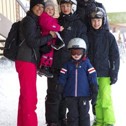 Joaquín y Marie de Dinamarca con sus hijos en Suiza