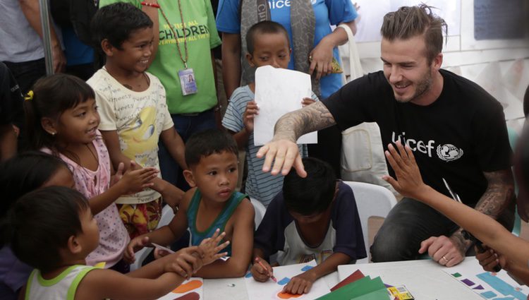 David Beckham visita a los niños afectados por el tifón Haiyan en Filipinas