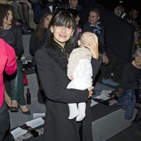 Hilaria Thomas con Carmen Gabriela en el desfile de Amaya Arzuaga en Madrid Fashion Week 2014