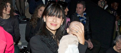 Hilaria Thomas con Carmen Gabriela en el desfile de Amaya Arzuaga en Madrid Fashion Week 2014