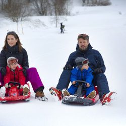 Federico y Mary de Dinamarca con sus mellizos en la nieve