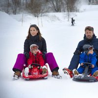 Federico y Mary de Dinamarca con sus mellizos en la nieve