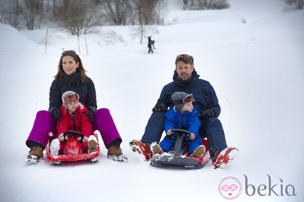 Federico y Mary de Dinamarca con sus mellizos en la nieve