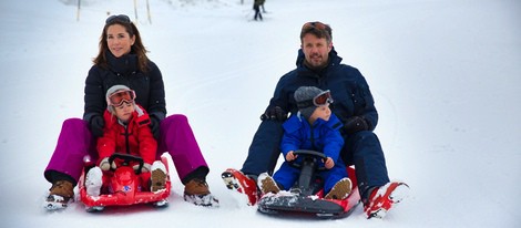 Federico y Mary de Dinamarca con sus mellizos en la nieve