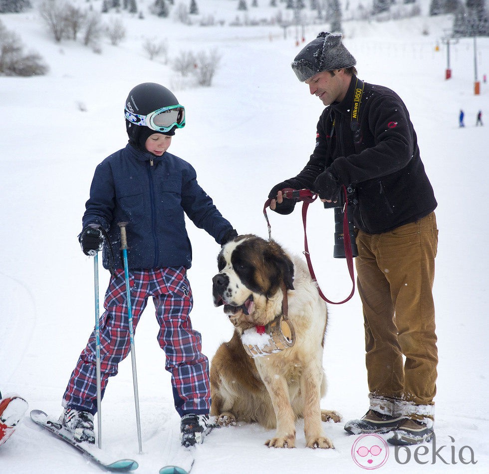 Christian de Dinamarca con un perro en Suiza