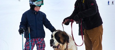 Christian de Dinamarca con un perro en Suiza